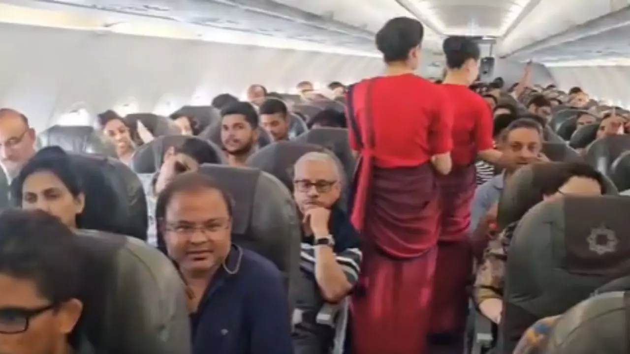 एयर इंडिया की फ्लाइट में 3 घंटे नहीं चला AC, भीषण गर्मी से परेशान हुए यात्री,  RJD नेता ने शेयर किया VIDEO एयर इंडिया की फ्लाइट में 3 घंटे नहीं चला AC, भीषण गर्मी से परेशान हुए यात्री,  RJD नेता ने शेयर किया VIDEO