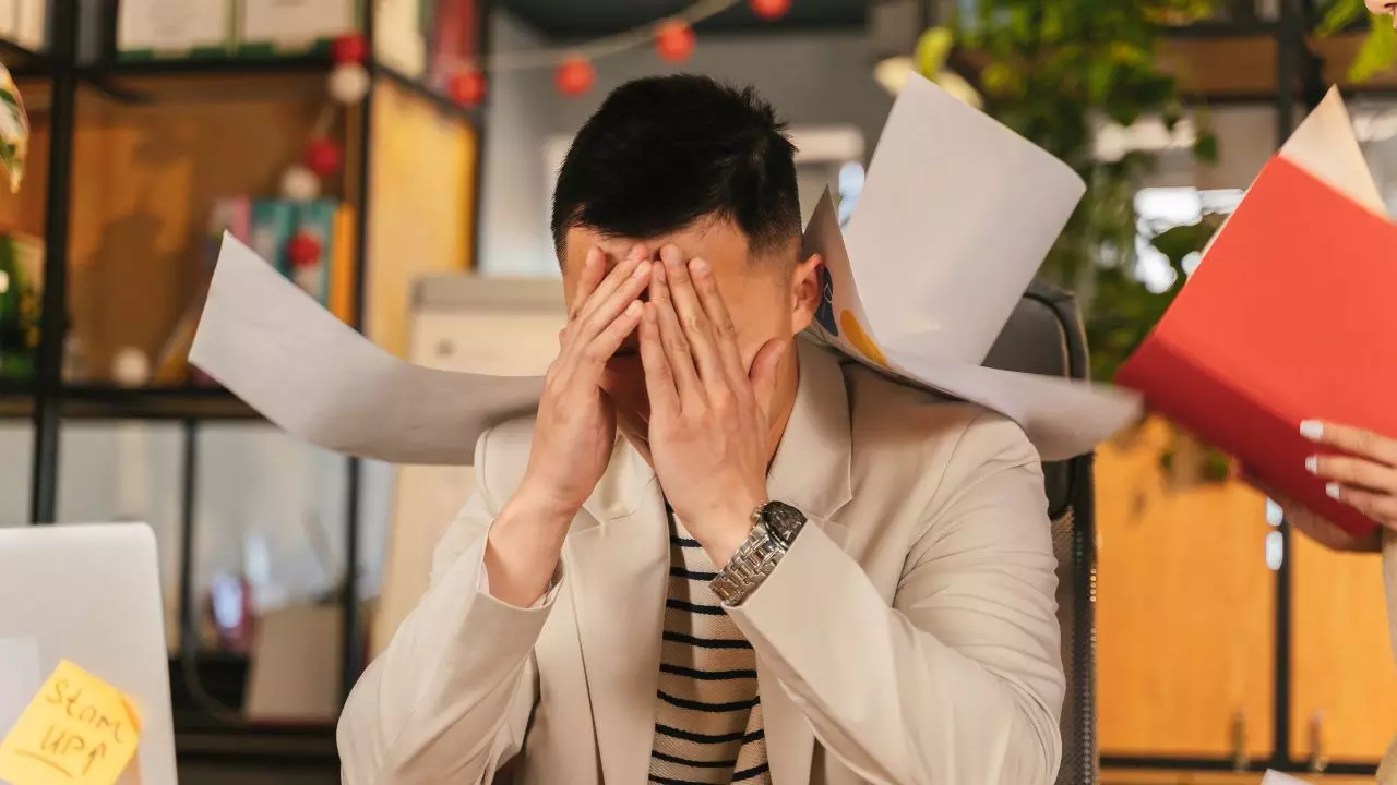 वर्क प्रेशर ने ली एक और जान! बेंगलुरु में 25 साल के कर्मचारी ने किया सुसाइड, Reddit यूजर्स ने कंपनी पर लगाए गंभीर आरोप