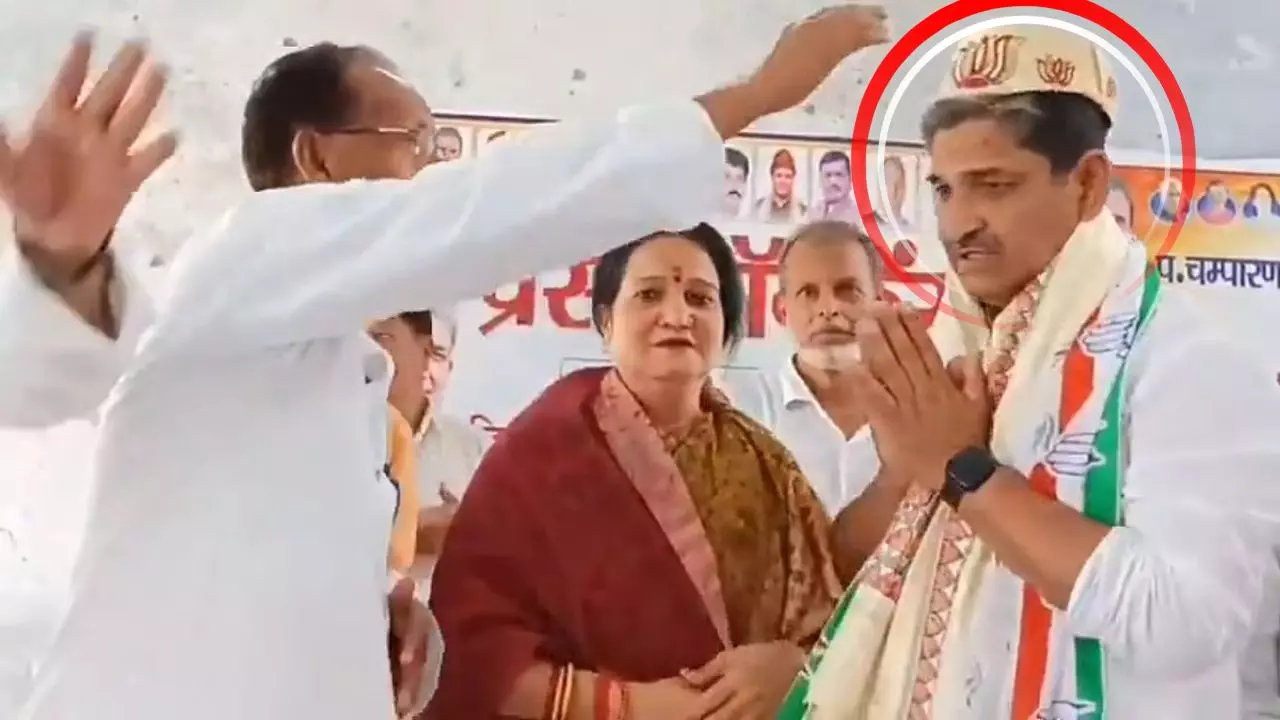 अरे भारी Mistake हो गया सर! मंच पर कांग्रेस सांसद को किसने पहना दी BJP की टोपी? Video देख यूजर्स बोले- अब तो पक्का...