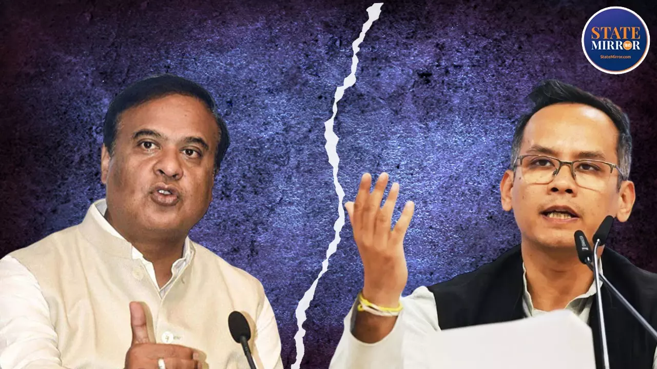 असम की राजनीति में सोशल मीडिया पर छिड़ी जंग, पुराने ट्वीट बने हथियार; हिमंत और गौरव गोगोई आमने-सामने असम की राजनीति में सोशल मीडिया पर छिड़ी जंग, पुराने ट्वीट बने हथियार; हिमंत और गौरव गोगोई आमने-सामने