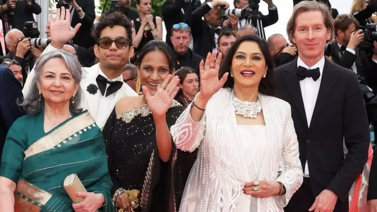 Cannes 2025 में सजी अरण्येर दिन रात्रि, रेड कार्पेट पर एक साथ दिखी Simi Garewal और Sharmila Tagore