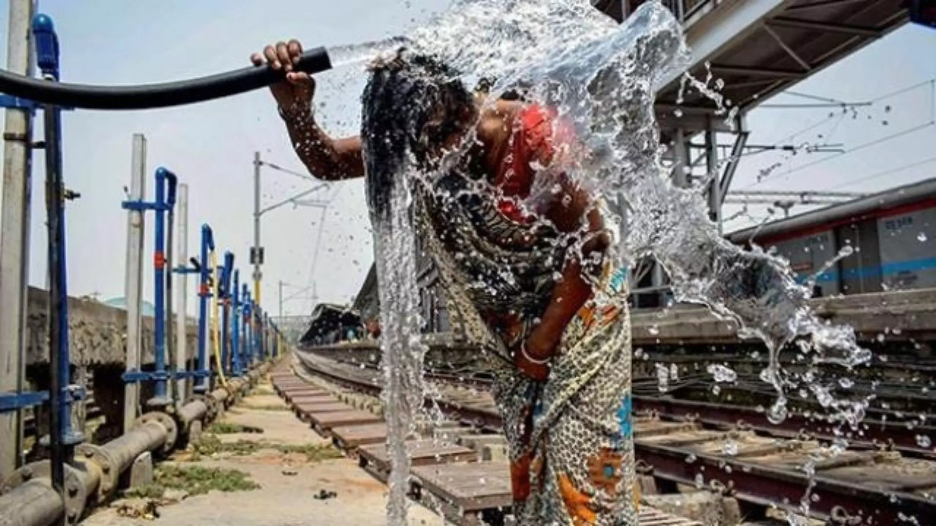 गर्मी से झुलस रही राजधानी दिल्ली, IMD ने जारी किया आंधी-बारिश का अलर्ट; पहाड़ों पर मौसम ने दी राहत