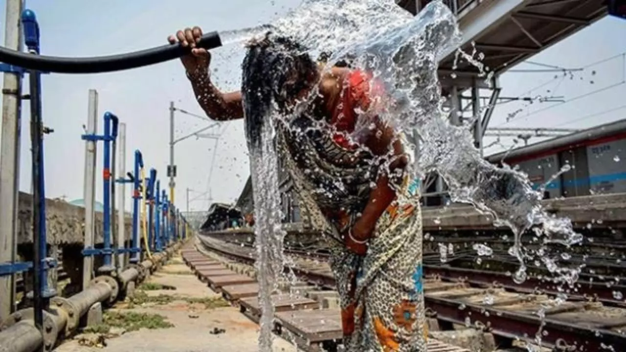 गर्मी से झुलस रही राजधानी दिल्ली, IMD ने जारी किया आंधी-बारिश का अलर्ट; पहाड़ों पर मौसम ने दी राहत