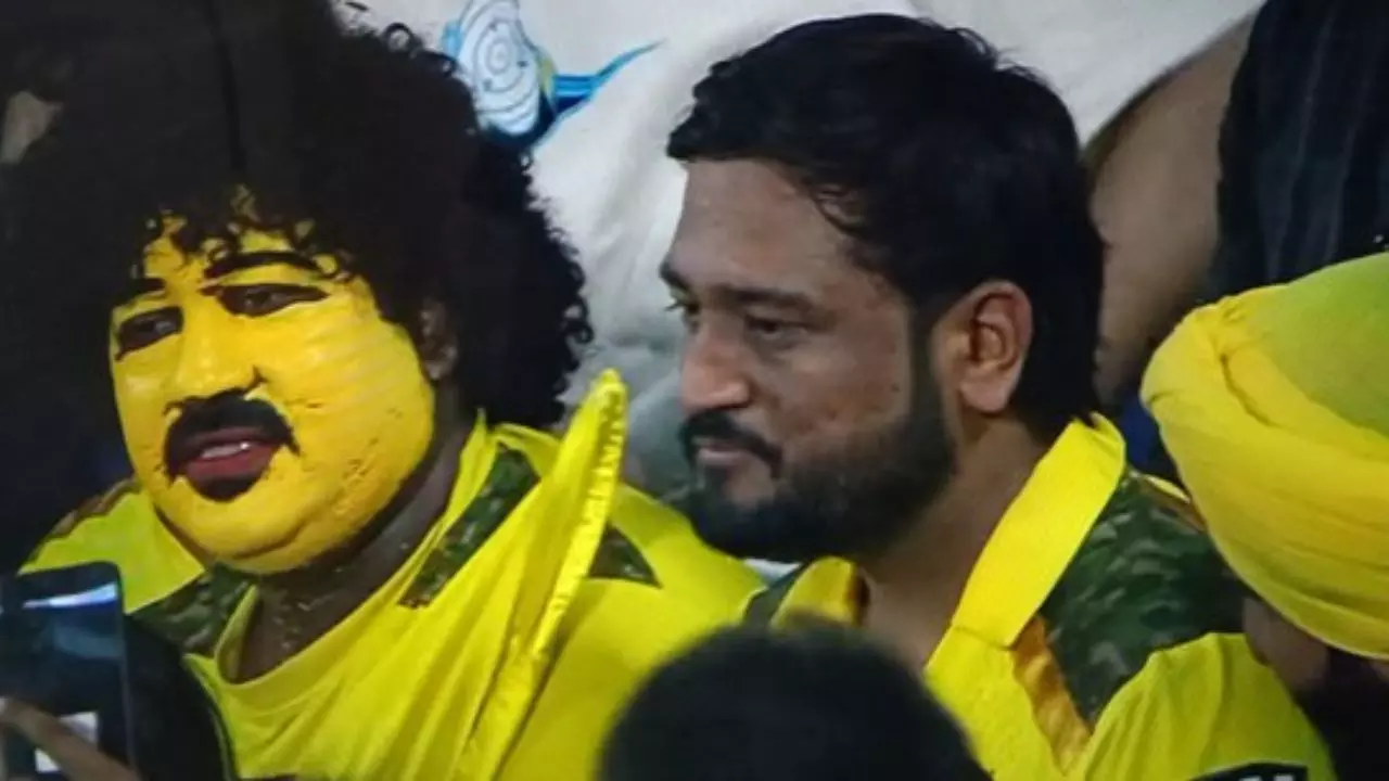 CSK Vs RR IPL मैच में डुप्लीकेट धोनी की एंट्री! नकली माही को देख असली को इग्नोर करने लगे फैंस | VIDEO VIRAL