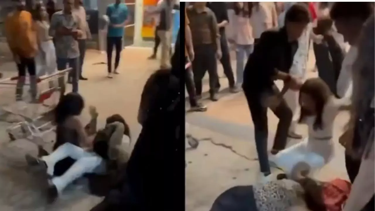 नशे में टल्‍ली लड़कियां नोंचने लगीं एक-दूसरे के बाल, इंदौर में पब के बाहर चले लात-घूंसे - VIDEO वायरल
