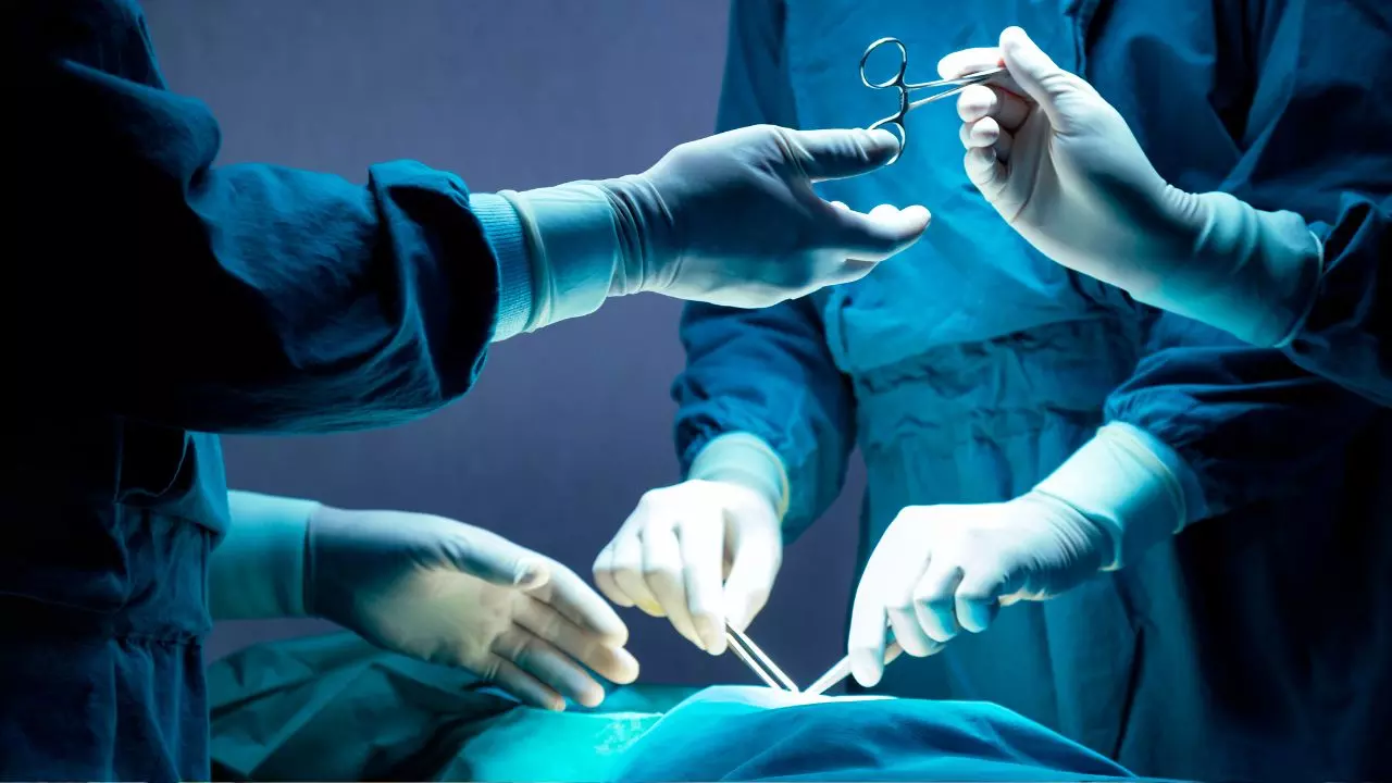 गुरुग्राम में डॉक्टरों का चमत्कार! 70 साल के मरीज के पेट से निकाली 8,125 पथरी