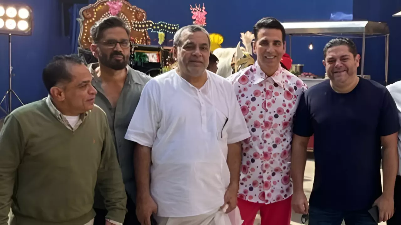 ऑनस्क्रीन से पहले ऑफस्क्रीन Hera Pheri! फैंस बोले– Paresh Rawal का एग्ज़िट सिर्फ़ एक चाल