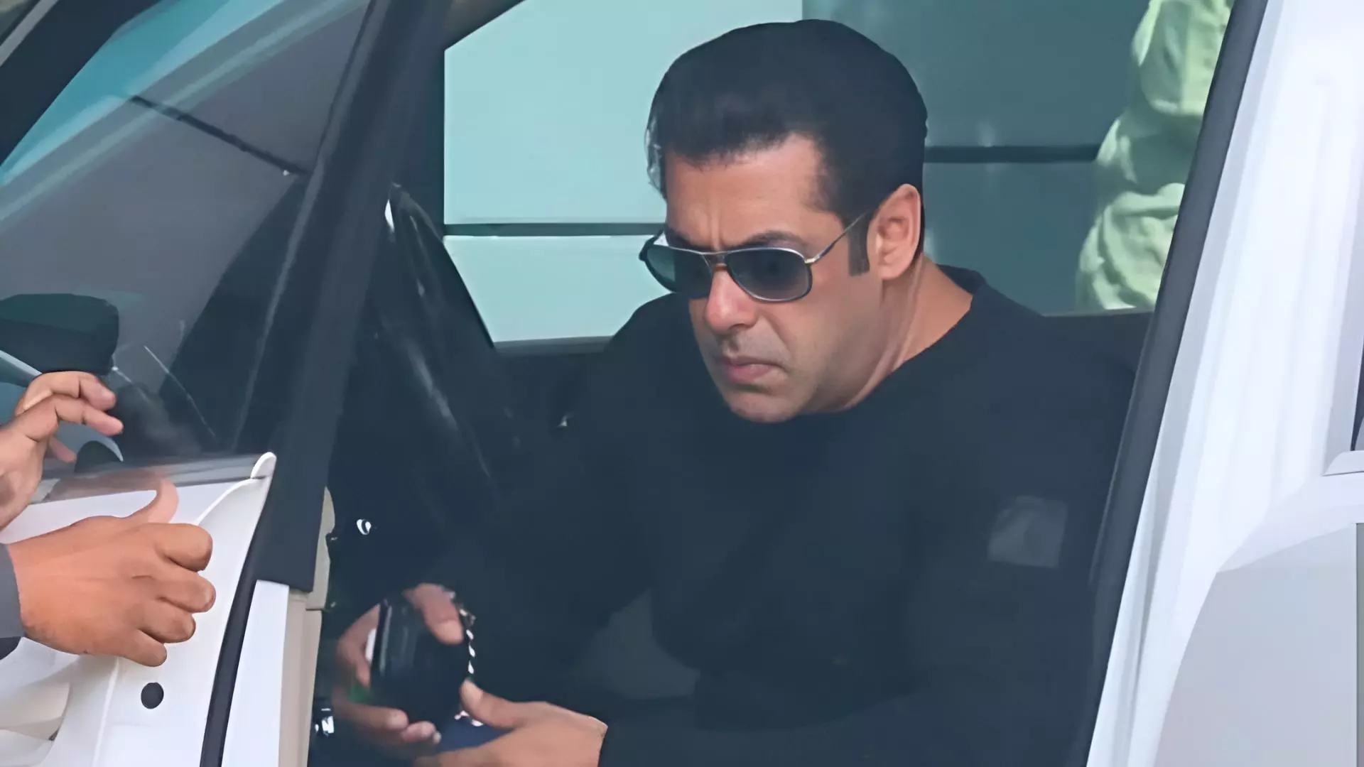Salman Khan और होंगे सिक्योर! लगातार बढ़ रही घटनाओं के बाद सिक्योरिटी पैटर्न को चेंज करेगी मुंबई पुलिस Salman Khan और होंगे सिक्योर! लगातार बढ़ रही घटनाओं के बाद सिक्योरिटी पैटर्न को चेंज करेगी मुंबई पुलिस