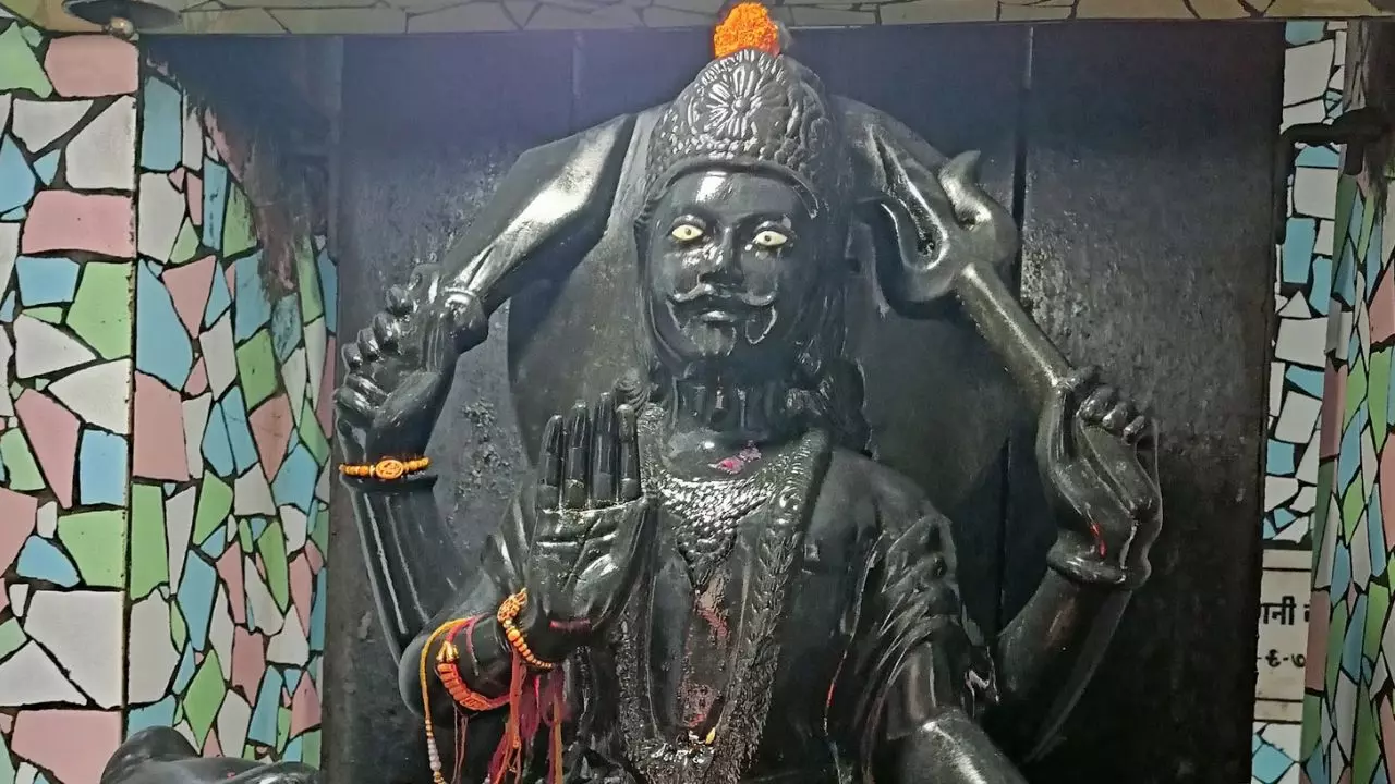 Shani Jayanti 2025: 27 मई शनि जयंती, जानिए शनिदेव की कृपा पाने के लिए इस दिन क्या करें और क्या न करें Shani Jayanti 2025: 27 मई शनि जयंती, जानिए शनिदेव की कृपा पाने के लिए इस दिन क्या करें और क्या न करें