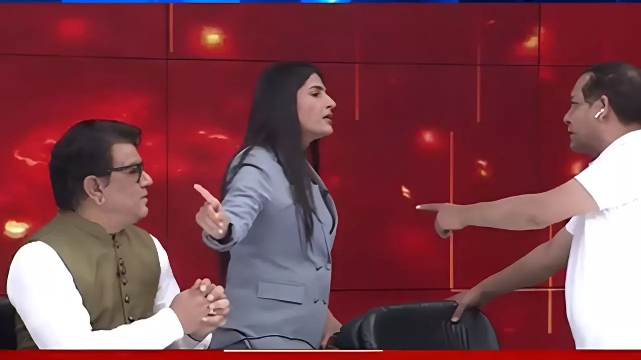 तू तू मैं मैं...अरे बाप रे, इस एंकर को क्या हो गया? Social में क्यों मचने लगा हल्ला | Video