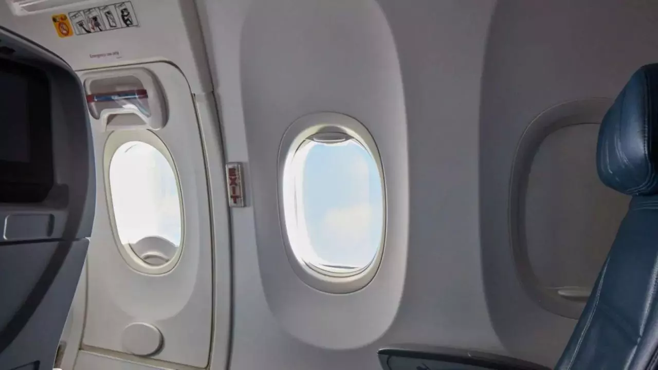 फ्लाइट में खिड़की से झांकना मना! विमान में विंडो शेड्स रहेंगे डाउन, DGCA ने कहां के लिए जारी किया नया नियम?