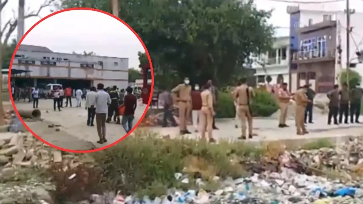 आंखों में जलन, सांस लेने में दिक्कत... ऑपरेशन थिएटर बना गैस चेंबर, शाहजहांपुर मेडिकल कॉलेज में बड़ा हादसा टला आंखों में जलन, सांस लेने में दिक्कत... ऑपरेशन थिएटर बना गैस चेंबर, शाहजहांपुर मेडिकल कॉलेज में बड़ा हादसा टला