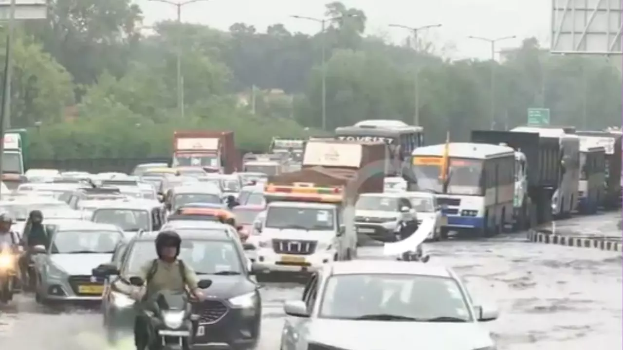 आधी रात मौसम हुआ बेईमान! दिल्ली-NCR में तूफानी बारिश का कहर, जगह-जगह भरा पानी; फ्लाइट्स लेट- VIDEO