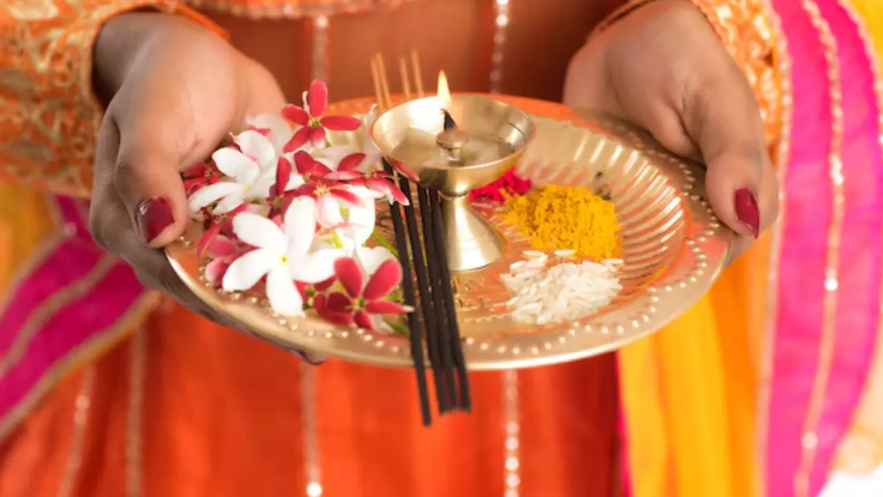 Vat Savitri Vrat 2025: वट सावित्री व्रत आज, जानिए शुभ मुहूर्त, पूजा-विधि और महत्व