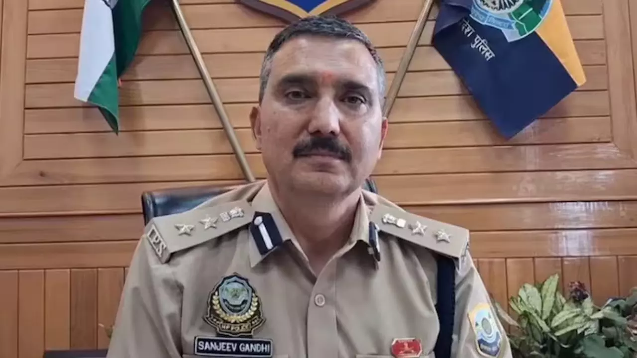 हिमाचल पुलिस में मचा महासंग्राम! अपने ही DGP पर बम फोड़ने वाला अफसर कौन संजीव कुमार है?