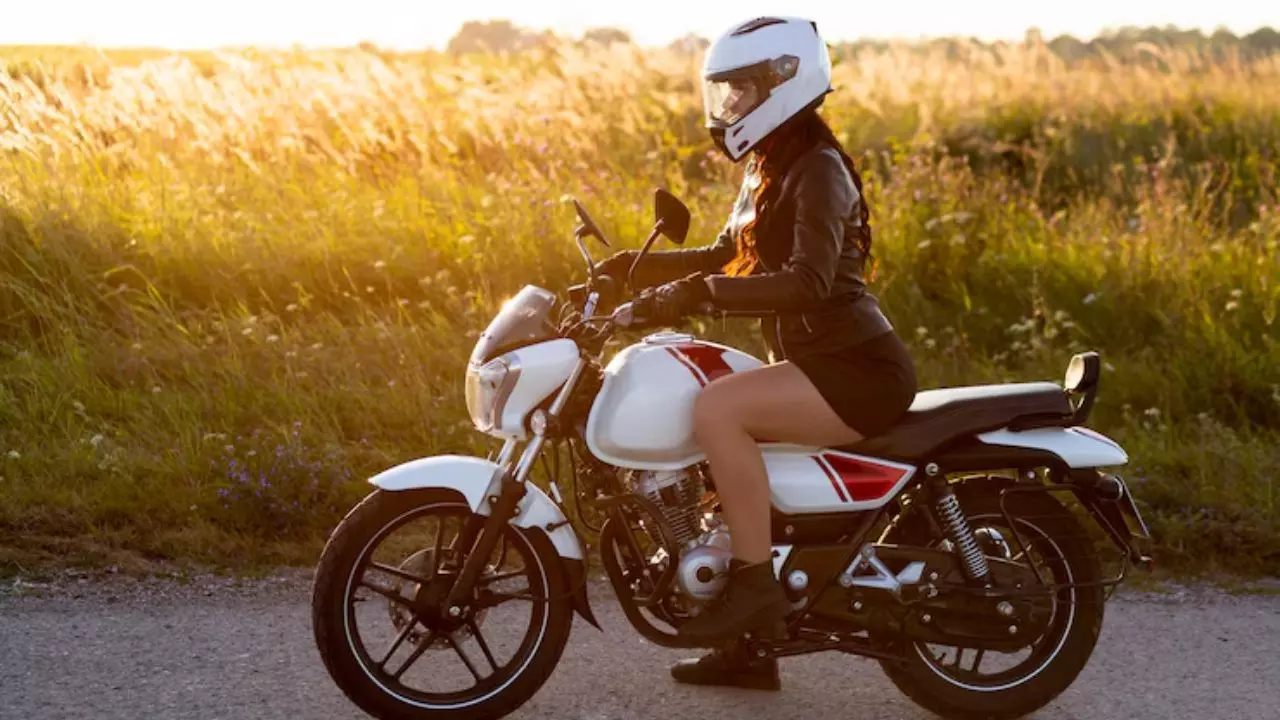 बाइक पर खतरे से खेली लड़की, भारी पड़ा स्टंट वीडियो, देहरादून पुलिस ने काटा तगड़ा चालान बाइक पर खतरे से खेली लड़की, भारी पड़ा स्टंट वीडियो, देहरादून पुलिस ने काटा तगड़ा चालान