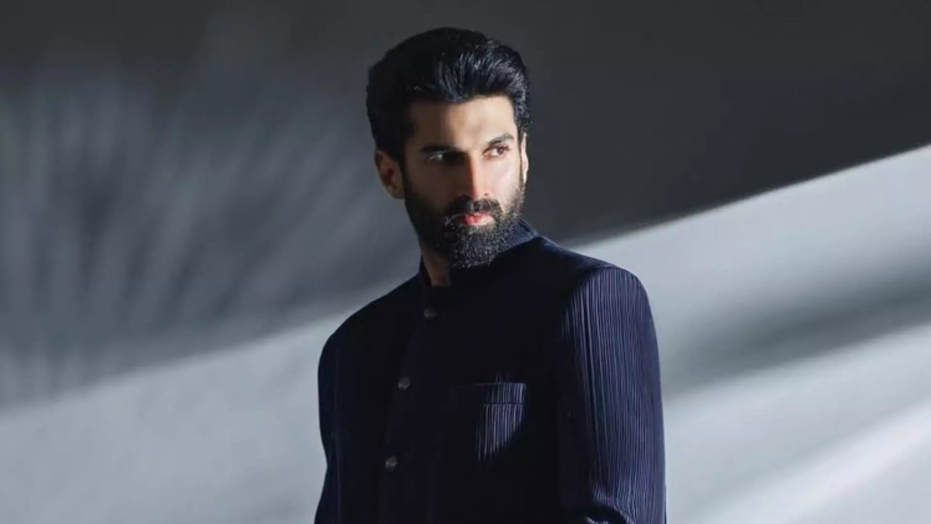 Aditya Roy Kapur के बांद्रा हाउस में गिफ्ट्स लेकर घुसी लेडी फैन, एक्टर ने पहचानने से किया इनकार, बुलाई पुलिस Aditya Roy Kapur के बांद्रा हाउस में गिफ्ट्स लेकर घुसी लेडी फैन, एक्टर ने पहचानने से किया इनकार, बुलाई पुलिस