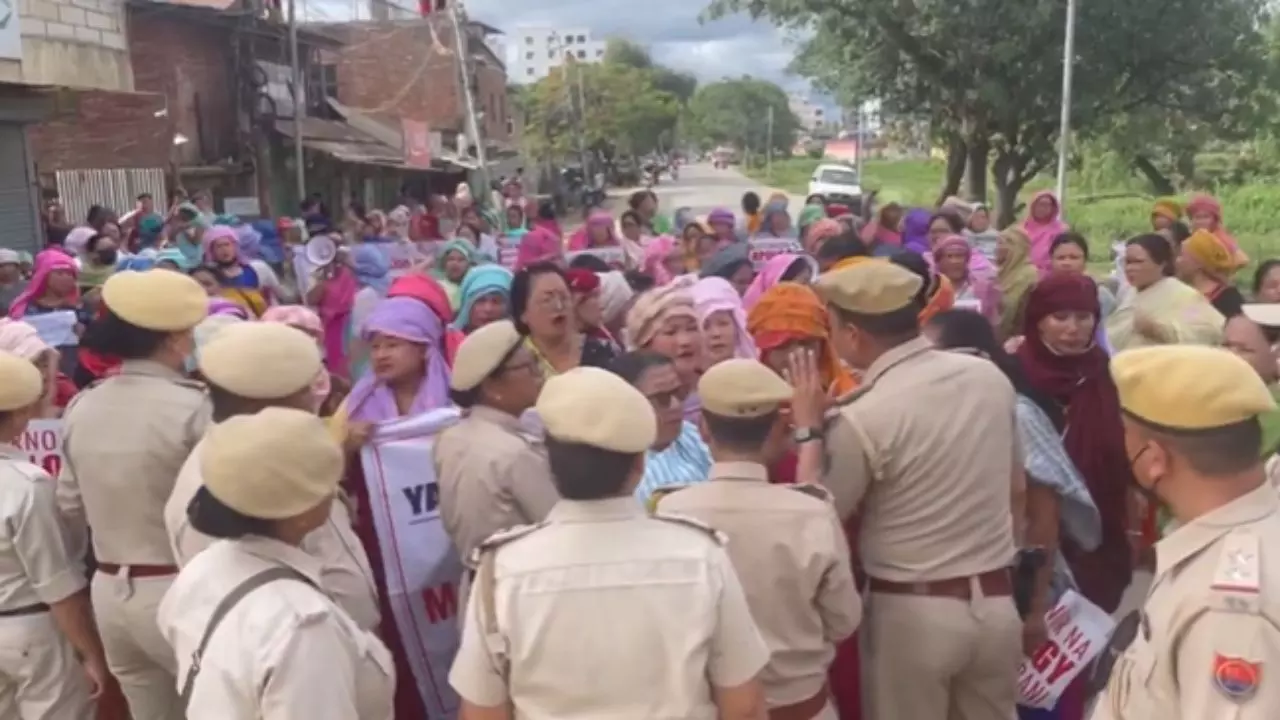 बस से मणिपुर क्यों मिटाया गया? बवाल जारी, सरकारी दफ्तरों में लगे ताले; गवर्नर की कुर्सी पर उठे सवाल- VIDEO बस से मणिपुर क्यों मिटाया गया? बवाल जारी, सरकारी दफ्तरों में लगे ताले; गवर्नर की कुर्सी पर उठे सवाल- VIDEO