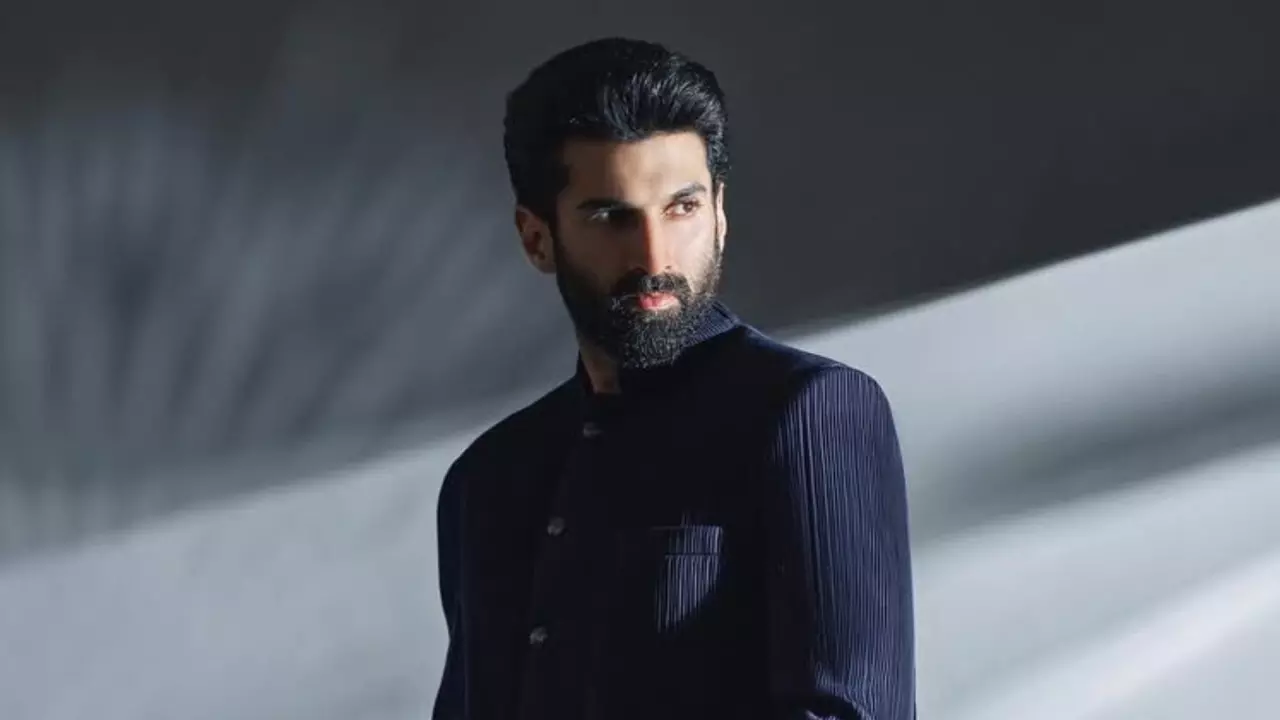 Aditya Roy Kapur के बांद्रा हाउस में गिफ्ट्स लेकर घुसी लेडी फैन, एक्टर ने पहचानने से किया इनकार, बुलाई पुलिस