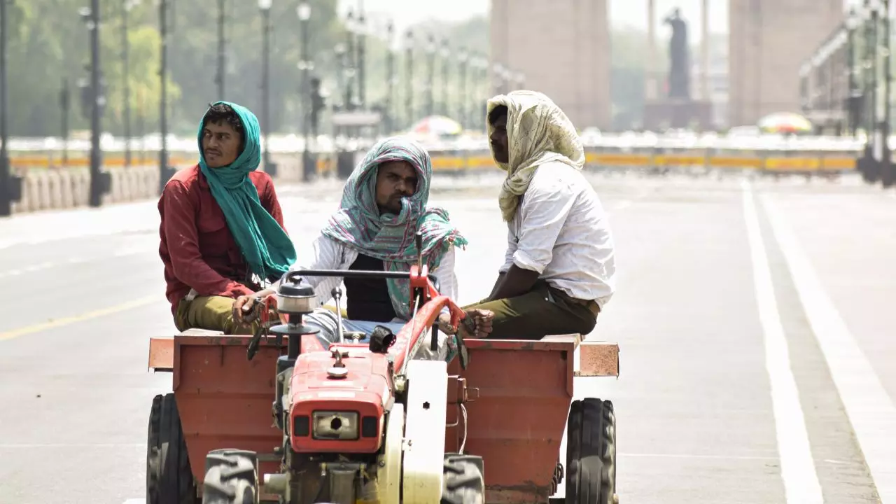 दिल्ली-NCR में चिलचिलाती गर्मी का कहर,  29 मई से मिलेगी राहत, आंधी-तूफान और बारिश का अलर्ट
