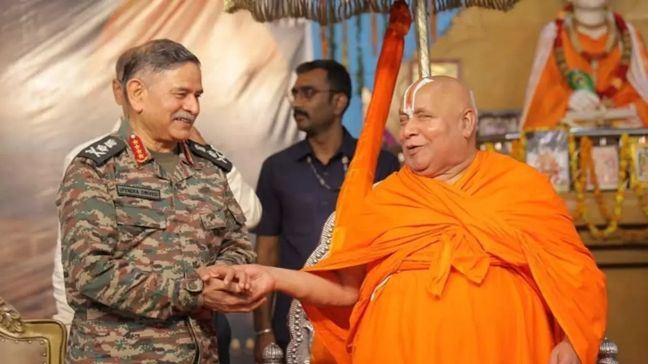 गुरु दक्षिणा में मुझे PoK चाहिए... सेना प्रमुख को रामभद्राचार्य ने दी दीक्षा, बोले- तुम शस्त्र से लड़ो, मैं शास्त्र से गुरु दक्षिणा में मुझे PoK चाहिए... सेना प्रमुख को रामभद्राचार्य ने दी दीक्षा, बोले- तुम शस्त्र से लड़ो, मैं शास्त्र से