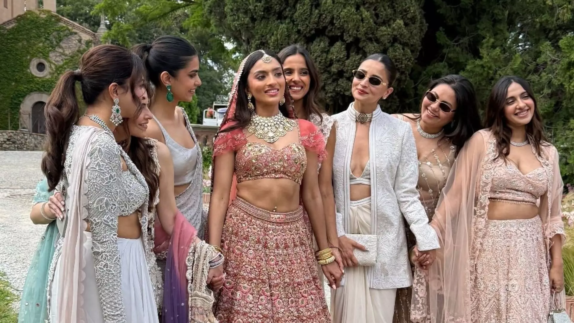 स्पेन में बेस्ट फ्रेंड की शादी एंजॉय करती दिखी Alia Bhatt, लंदन ठुमकदा पर किया धमाकेदार डांस; Video Viral स्पेन में बेस्ट फ्रेंड की शादी एंजॉय करती दिखी Alia Bhatt, लंदन ठुमकदा पर किया धमाकेदार डांस; Video Viral