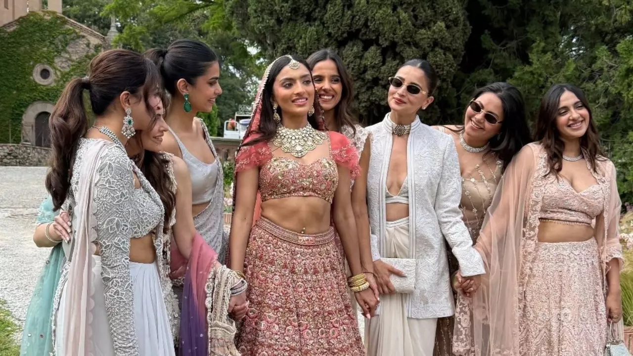स्पेन में बेस्ट फ्रेंड की शादी एंजॉय करती दिखी Alia Bhatt, लंदन ठुमकदा पर किया धमाकेदार डांस; Video Viral