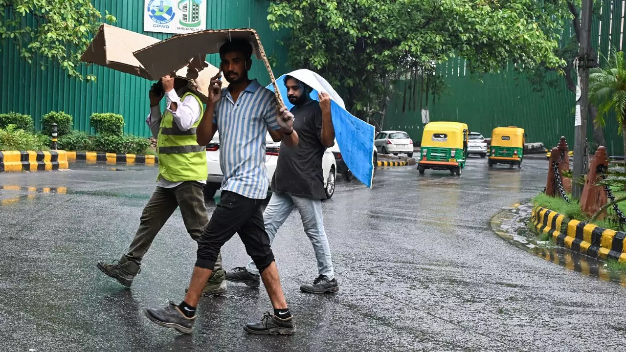 दिल्ली वालों जरा संभलकर निकले बाहर! मौसम विभाग ने तेज आंधी और भारी बारिश का जारी किया ऑरेंज अलर्ट दिल्ली वालों जरा संभलकर निकले बाहर! मौसम विभाग ने तेज आंधी और भारी बारिश का जारी किया ऑरेंज अलर्ट