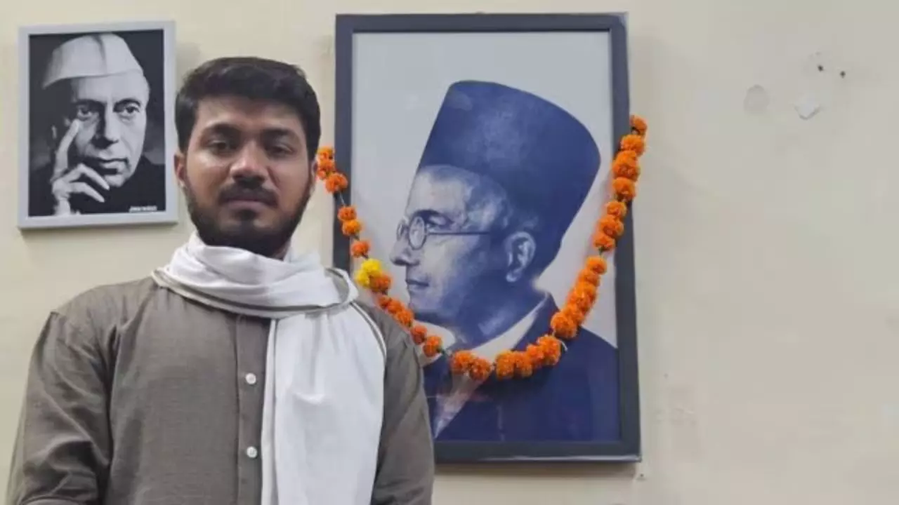 JNU में सावरकर की तस्वीर से किसे लगी मिर्ची? छात्र संघ ऑफिस में फोटो लगाते ही मचा बवाल- VIDEO JNU में सावरकर की तस्वीर से किसे लगी मिर्ची? छात्र संघ ऑफिस में फोटो लगाते ही मचा बवाल- VIDEO