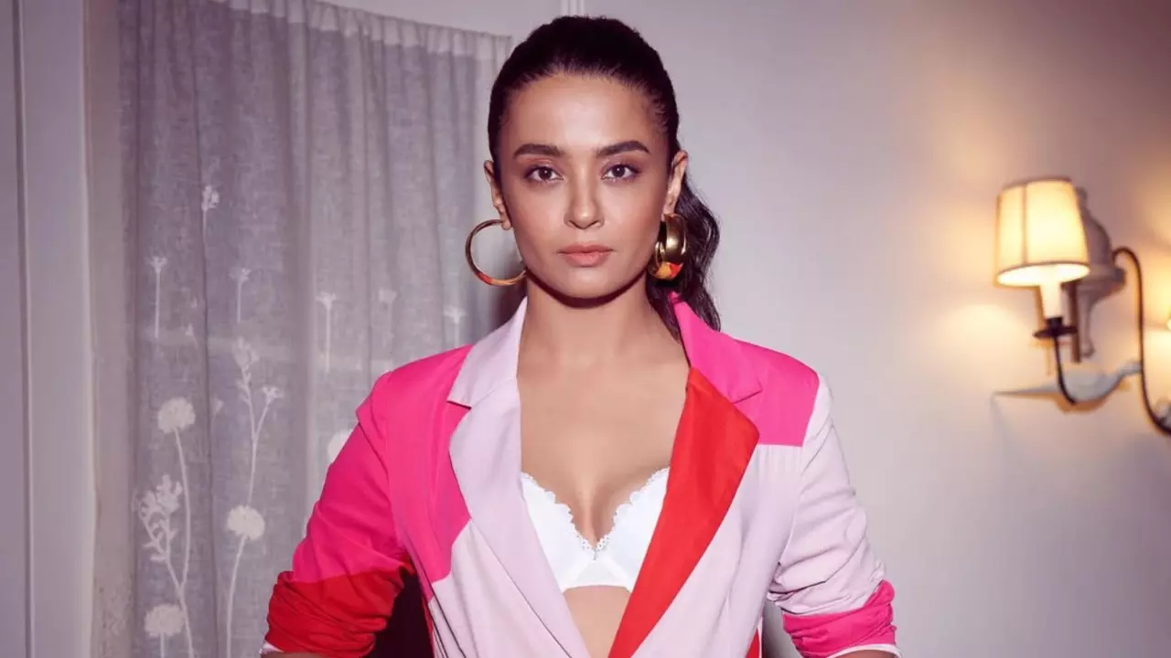 मेरे नजदीक आए और फिर...साउथ डायरेक्टर को लेकर Surveen Chawla का खुलासा, ब्रेस्ट शेप को लेकर हुए भद्दे कॉमेंट्स