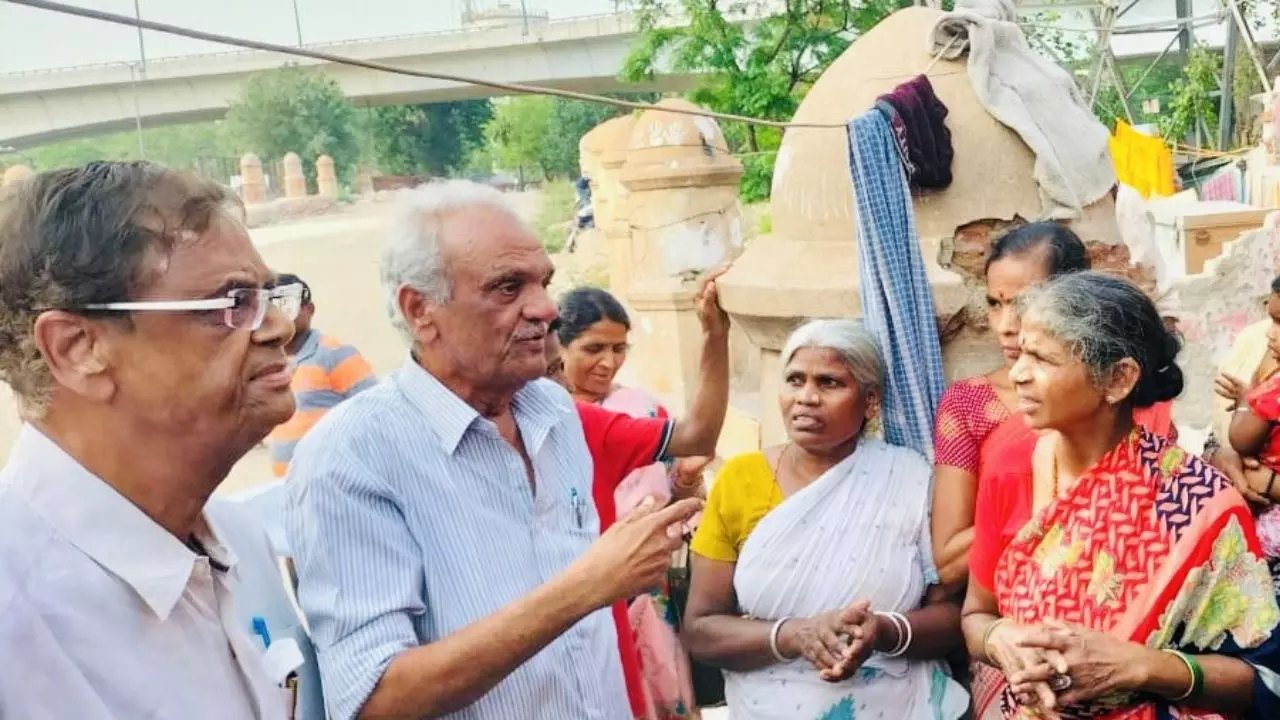 न सिर पर छत, न रहने का कोई ठिकाना... जंगपुरा में मद्रासी कैंप पर बुलडोजर एक्शन, रोते-बिलखते नजर आए निवासी न सिर पर छत, न रहने का कोई ठिकाना... जंगपुरा में मद्रासी कैंप पर बुलडोजर एक्शन, रोते-बिलखते नजर आए निवासी