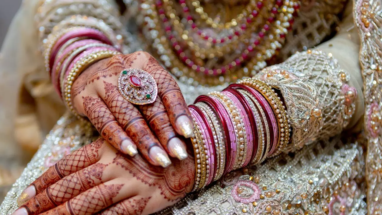 दुल्हन के रूप में बुलाया, अंधेरे कमरे में... इंदौर के शूटिंग कोच के खिलाफ 7वीं FIR, सामने आया Virginity Test घिनौना सच
