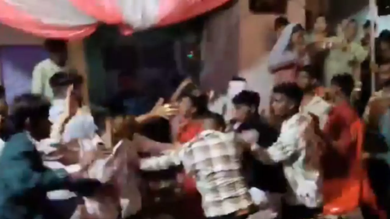 न पनीर, न रसगुल्ला! झांसी की शादी में कूलर की ठंडी-ठंडी हवा खाने के लिए लड़ पड़े बाराती | VIDEO