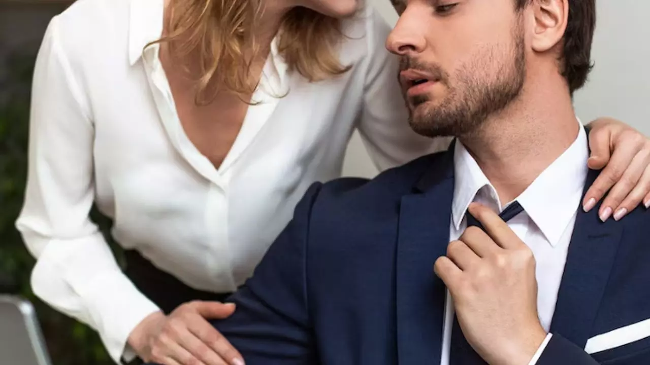 Boss ने महिला को Office में गले लगाकर किया kiss, कोर्ट ने नहीं माना सेक्सुअल हैरेसमेंट! समझें पूरा मामला
