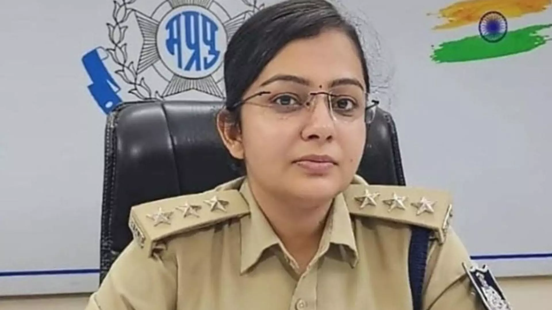 CSP पत्नी के घर पुलिसिया धावा, तहसीलदार ने SP पर लगाया परिवार को पीटने का आरोप; हंगामे का Video हुआ वायरल CSP पत्नी के घर पुलिसिया धावा, तहसीलदार ने SP पर लगाया परिवार को पीटने का आरोप; हंगामे का Video हुआ वायरल