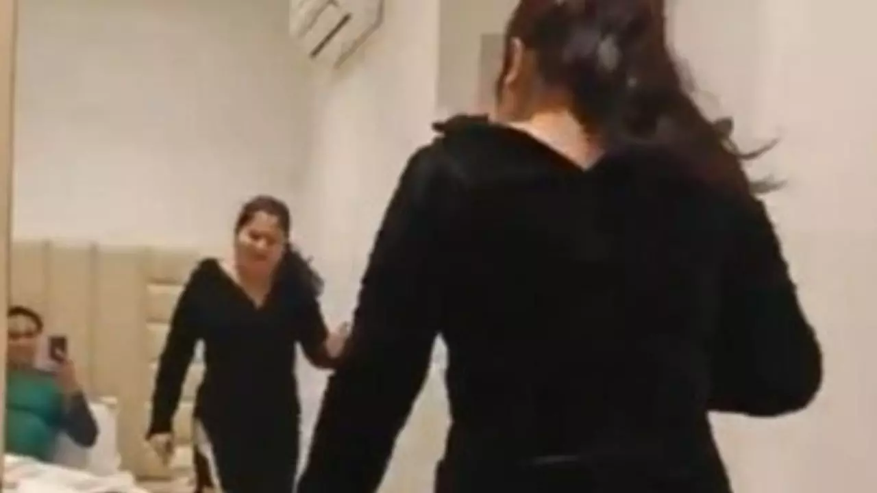होटल के रूम में महिला मित्र से गंदा काम, रोजाना नए अश्लील VIDEO खोल रहे रंगीन मिजाज शुभम गुप्ता की पोल होटल के रूम में महिला मित्र से गंदा काम, रोजाना नए अश्लील VIDEO खोल रहे रंगीन मिजाज शुभम गुप्ता की पोल