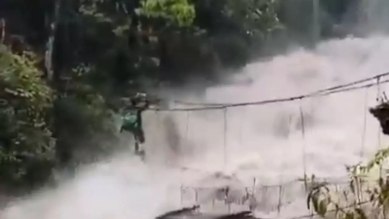 आफत की बारिश के बाद जान जोखिम में डाल नदी पार कर रहा शख्स, किरेन रिजिजू ने शेयर किया रूह कंपा देने वाला VIDEO आफत की बारिश के बाद जान जोखिम में डाल नदी पार कर रहा शख्स, किरेन रिजिजू ने शेयर किया रूह कंपा देने वाला VIDEO