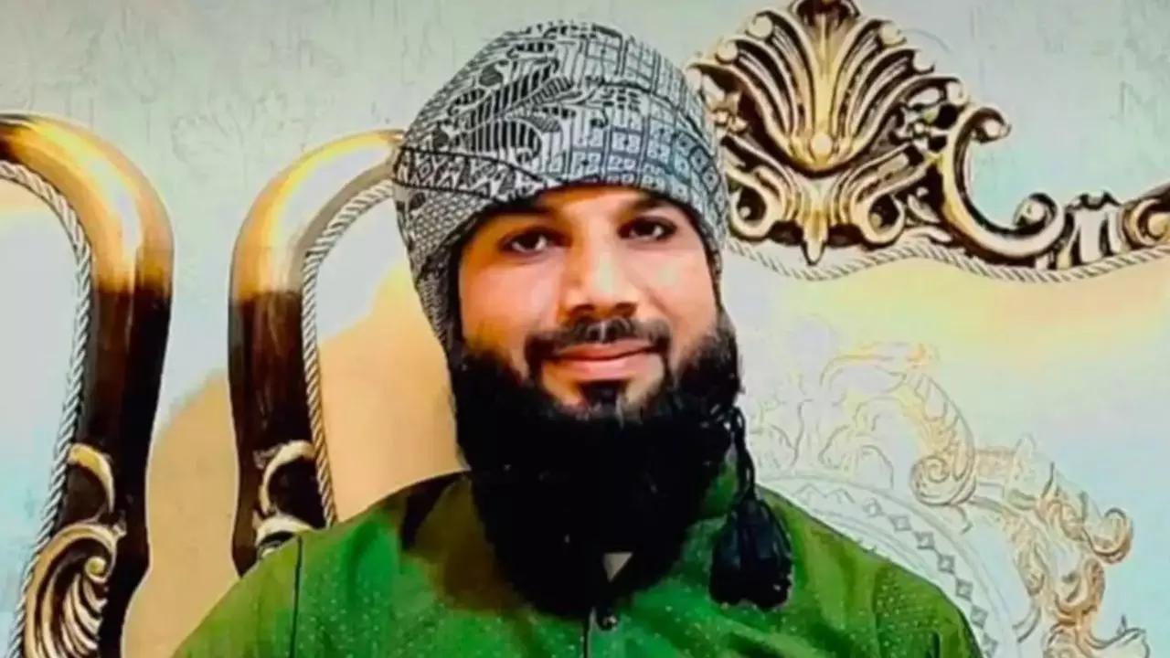 ईद पर गाय की कुर्बानी... MP के इस मौलवी ने शेयर किया पाकिस्तान वाला वीडियो, बवाल जारी