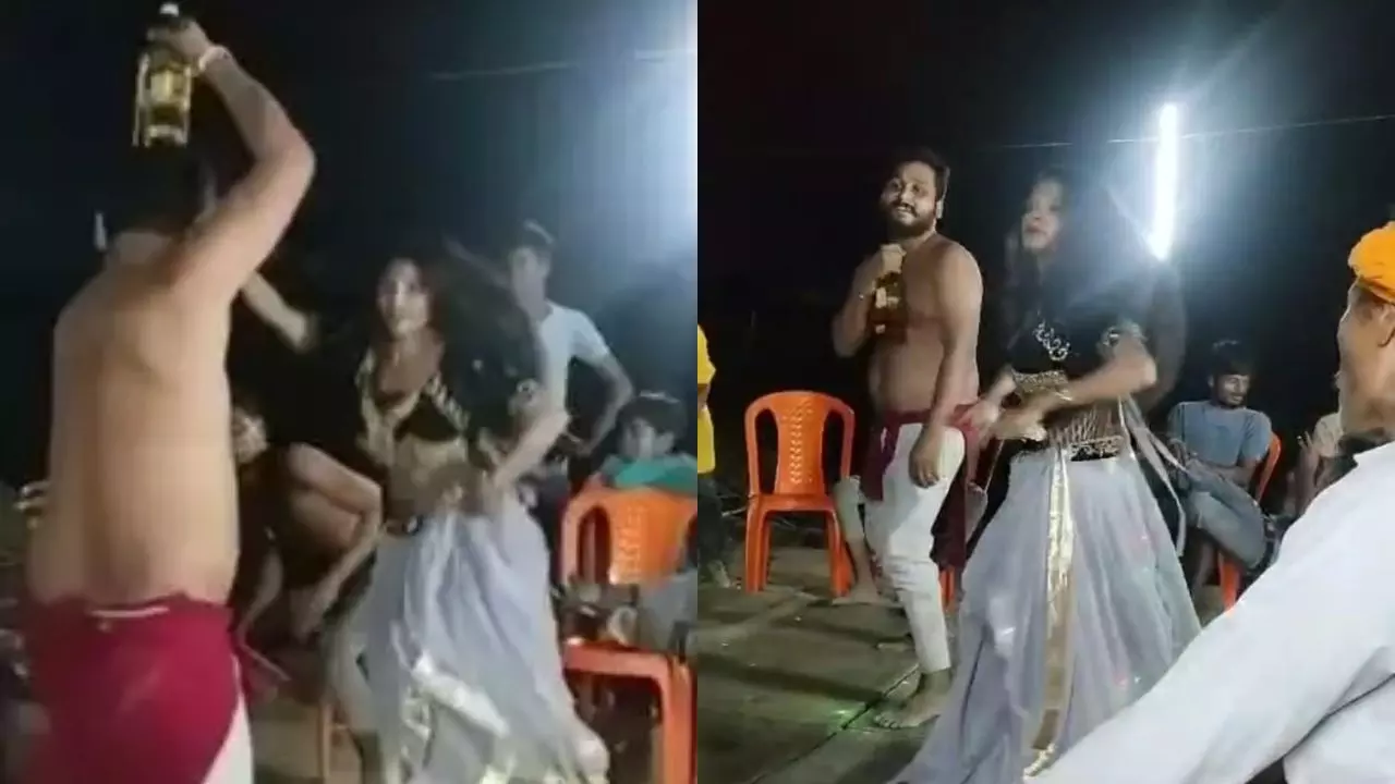 स्टेज पर शराब और शबाब! पूजा के नाम पर चला बार बालाओं का डांस, नशे में खूब झूमा युवक; Video Viral स्टेज पर शराब और शबाब! पूजा के नाम पर चला बार बालाओं का डांस, नशे में खूब झूमा युवक; Video Viral