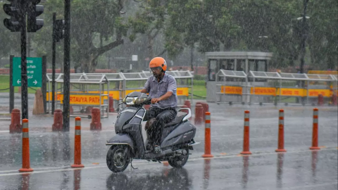दिल्ली-NCR में गरज के साथ भारी बारिश का येलो अलर्ट, इन 5 राज्यों के लिए IMD ने दी बड़ी चेतावनी