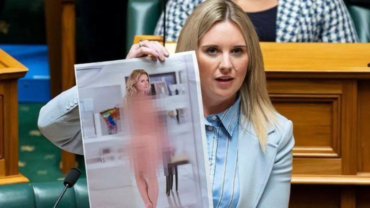 न्यूजीलैंड की MP Laura McClure ने संसद में दिखाई अपनी AI Nude Photo, जानें क्यों उठाया अजीबोगरीब कदम