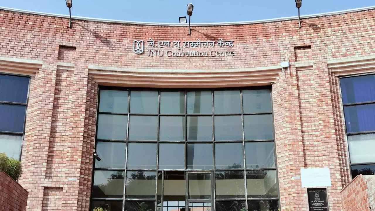JNU में कुलपति अब कहलाएंगे कुलगुरु! यूनिवर्सिटी ने हिंदी में इस वजह से नाम बदलने का लिया फैसला JNU में कुलपति अब कहलाएंगे कुलगुरु! यूनिवर्सिटी ने हिंदी में इस वजह से नाम बदलने का लिया फैसला
