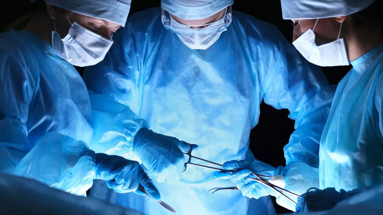 क्या है बेरिएट्रिक सर्जरी, जिसकी मदद से दिल्ली AIIMS के डॉक्टर्स ने 254 किलो के व्यक्ति का कम किया वजन क्या है बेरिएट्रिक सर्जरी, जिसकी मदद से दिल्ली AIIMS के डॉक्टर्स ने 254 किलो के व्यक्ति का कम किया वजन