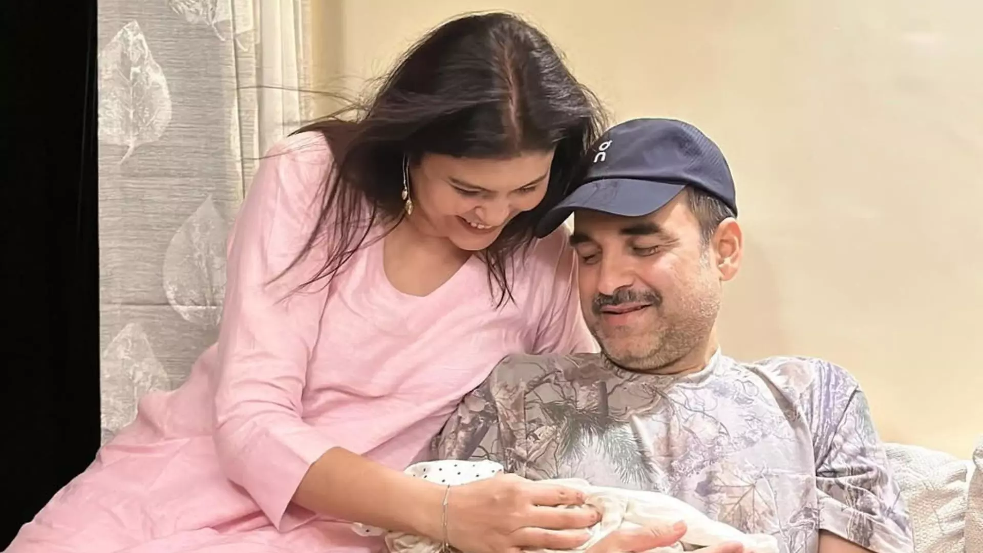 Pankaj Tripathi बने पापा Mridula Tripathi बनी मम्मी, गोद में लिए बच्चे के साथ शेयर की तस्वीर