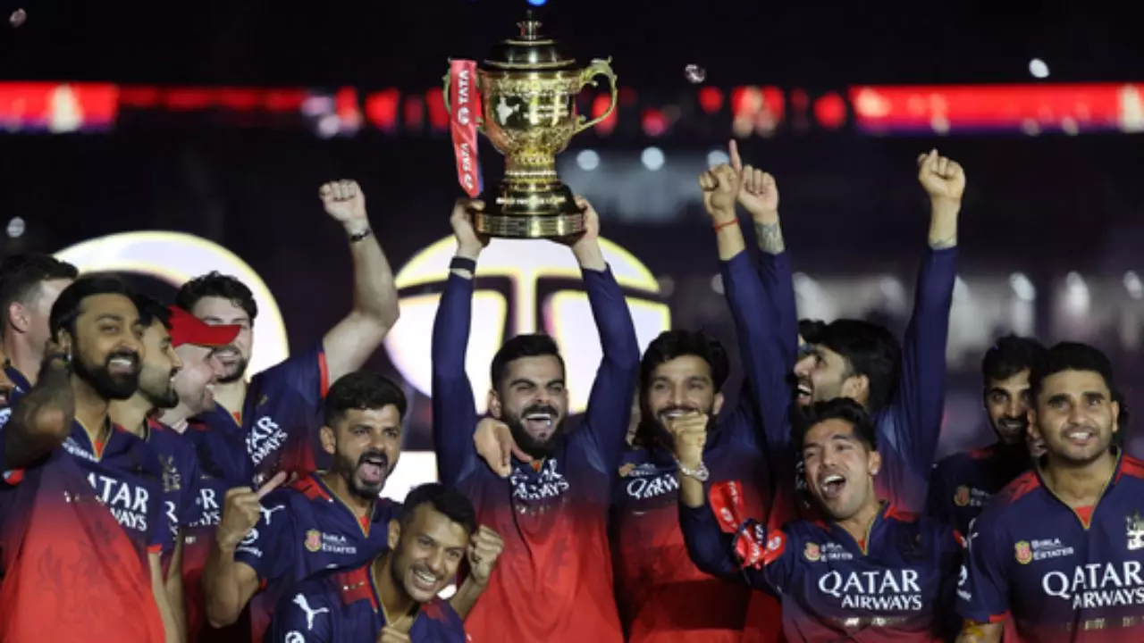 IPL 2025 Winner RCB को मिली ट्रॉफी और करोड़ों रुपये, हार के बावजूद पंजाब की झोली भी भरी; जानें किसे मिला कितना इनाम IPL 2025 Winner RCB को मिली ट्रॉफी और करोड़ों रुपये, हार के बावजूद पंजाब की झोली भी भरी; जानें किसे मिला कितना इनाम