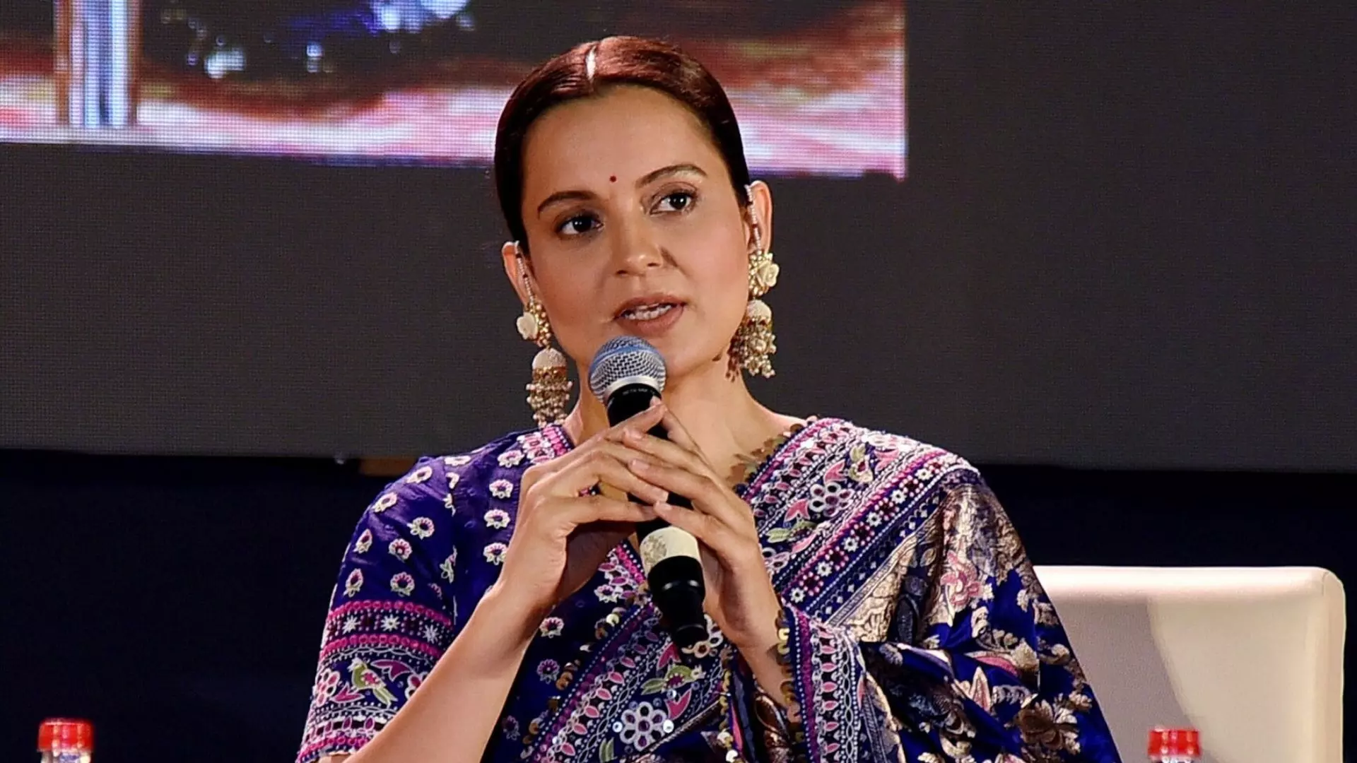 लाइव शो में Kangana Ranaut को लड़कों ने दिखाया मिडिल फिंगर, गुस्से से एक्ट्रेस ने कैमरामैन से कहा - इनके चेहरे... लाइव शो में Kangana Ranaut को लड़कों ने दिखाया मिडिल फिंगर, गुस्से से एक्ट्रेस ने कैमरामैन से कहा - इनके चेहरे...