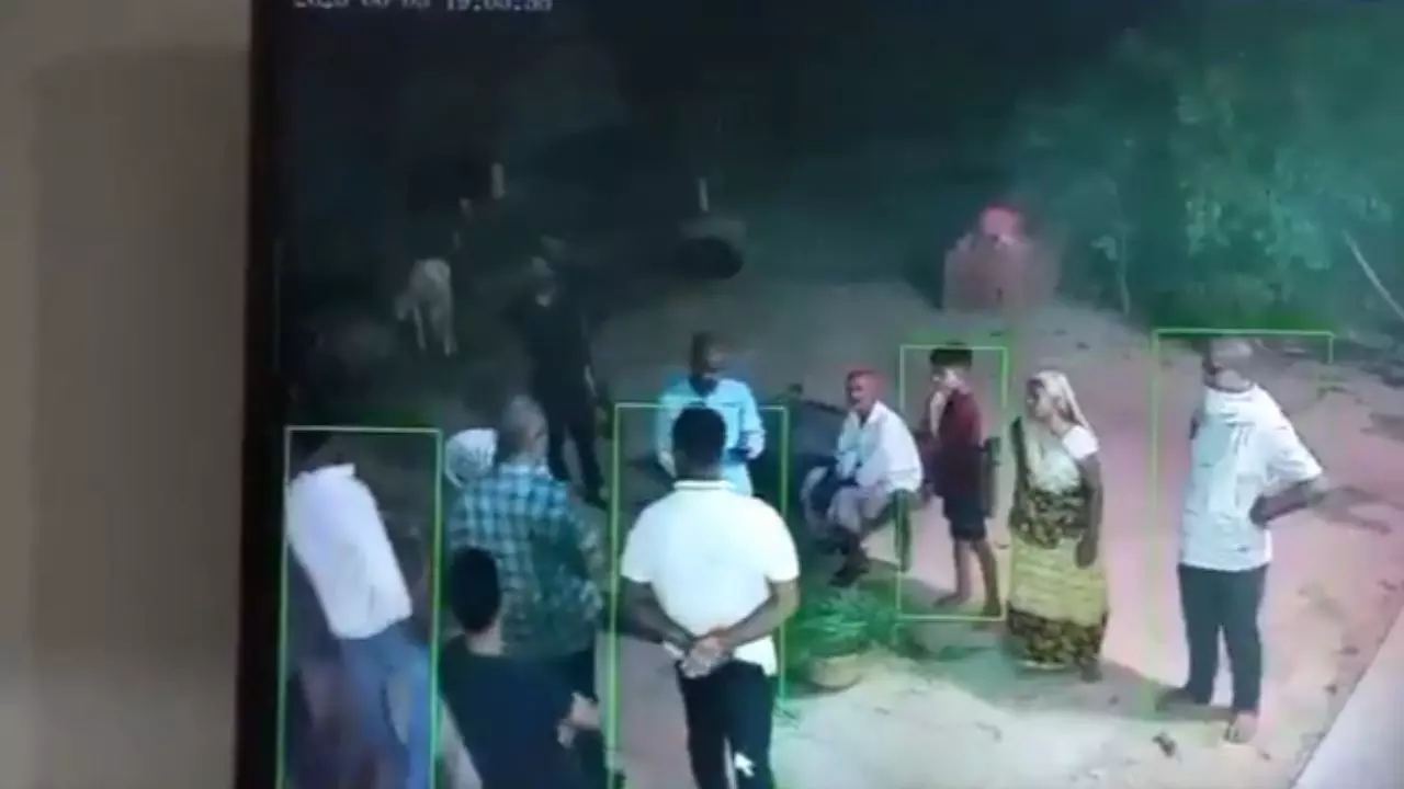 पहले फोन पर दी गाली और जान से मारने की धमकी, फिर पिस्टल लेकर घर पहुंचे BJP नेता- देखें VIDEO