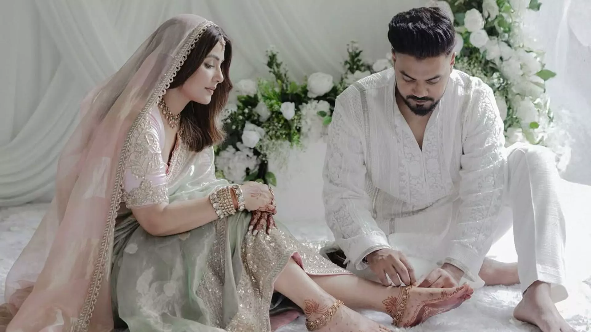 इंटिमेट वेडिंग, इमोशनल टच! सोने-चांदी के धागों की एम्ब्रायडरी से तैयार हुई Hina Khan की ओपल ग्रीन हैंडलूम साड़ी