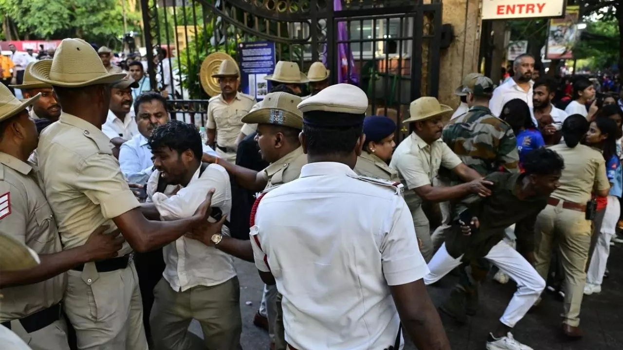 Bengaluru Stampede: पुलिस की सलाह मान लेते तो बच जातीं 11 जानें, रविवार को होनी थी विक्ट्री परेड; सरकार ने नहीं मानी बात Bengaluru Stampede: पुलिस की सलाह मान लेते तो बच जातीं 11 जानें, रविवार को होनी थी विक्ट्री परेड; सरकार ने नहीं मानी बात