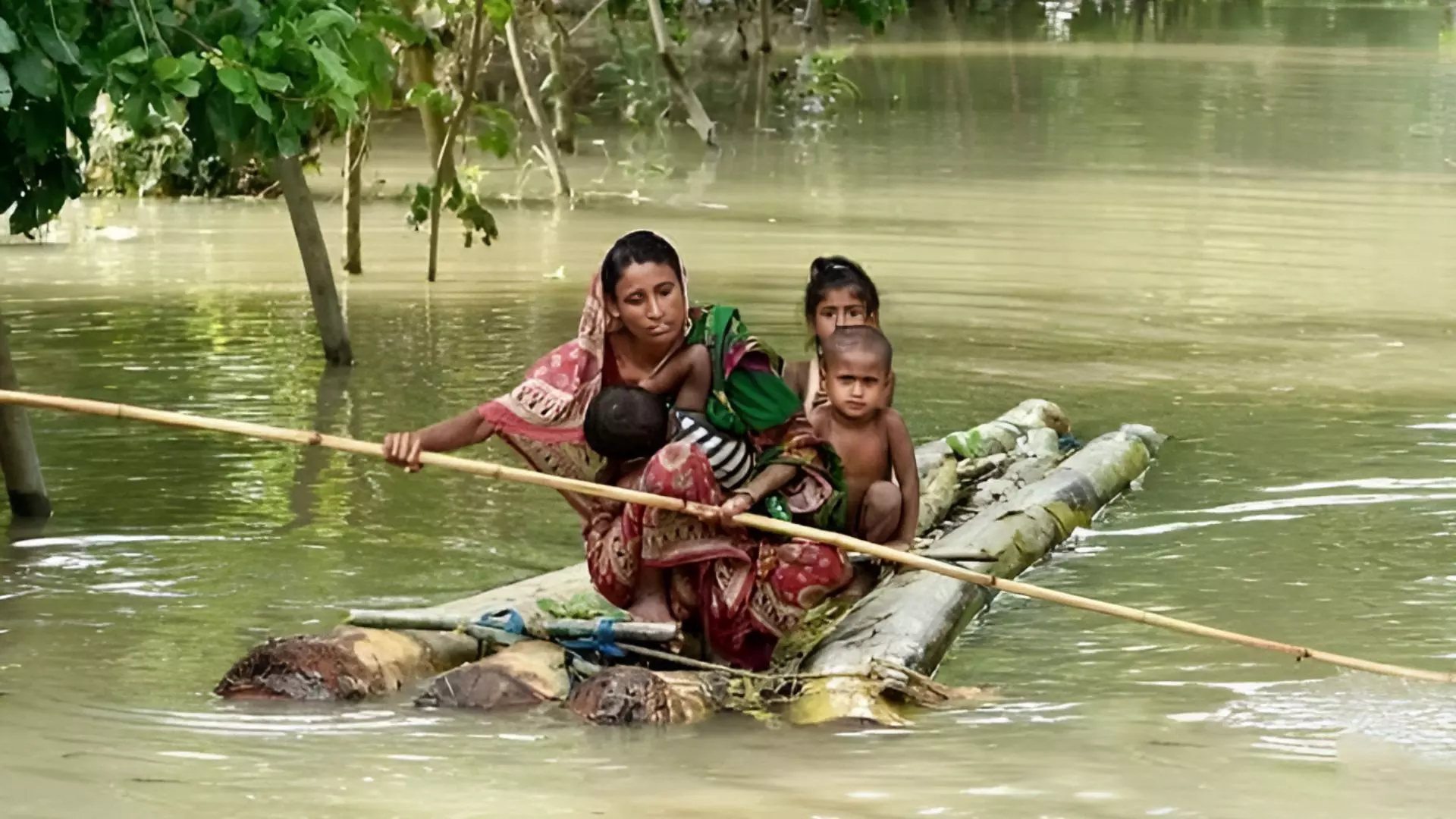 असम में बाढ़ और भूस्खलन से अब तक 19 लोगों की मौत, हालात गंभीर! 1,400 से ज्यादा गांव डूबे असम में बाढ़ और भूस्खलन से अब तक 19 लोगों की मौत, हालात गंभीर! 1,400 से ज्यादा गांव डूबे